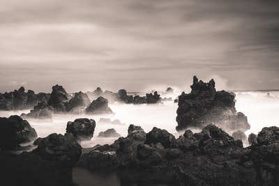 海浪撞击岩石的景观摄影